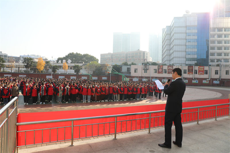 2021年11月29日，襄阳市第九中学法治副校长方正国在“宪法宣传周”进行国旗下讲话...jpg